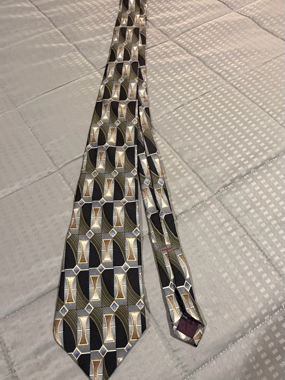 Classic Geometric Silk Tie in Black and Gold
